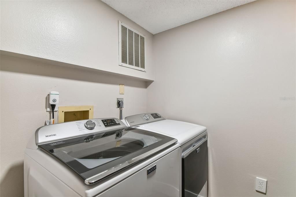 For Sale: $279,000 (2 beds, 2 baths, 1070 Square Feet)