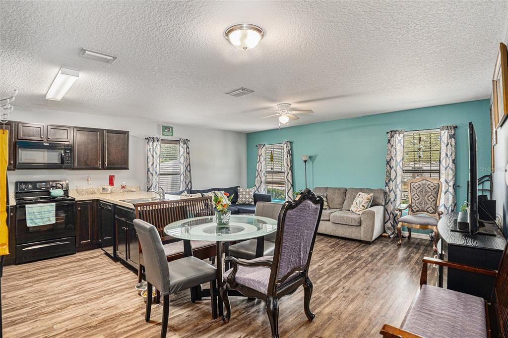 For Sale: $241,100 (2 beds, 2 baths, 1000 Square Feet)