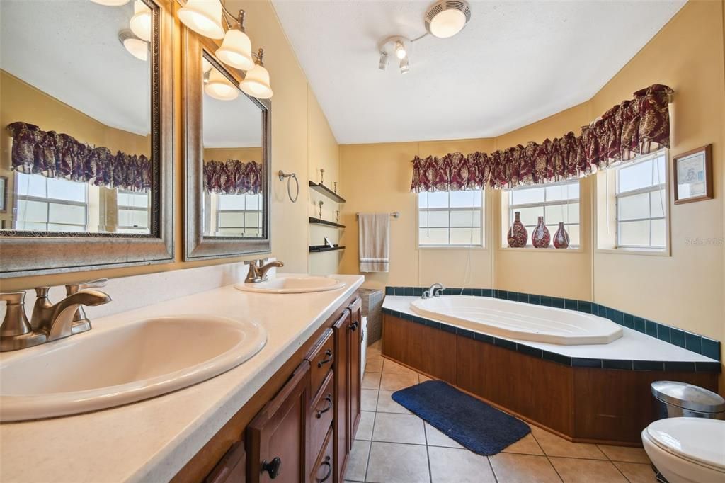 待售: $450,000 (3 贝兹, 2 浴室, 2040 平方英尺)