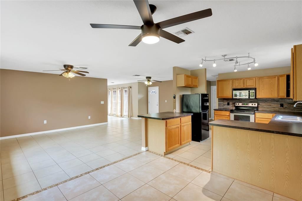 Active With Contract: $740,500 (3 beds, 2 baths, 2137 Square Feet)