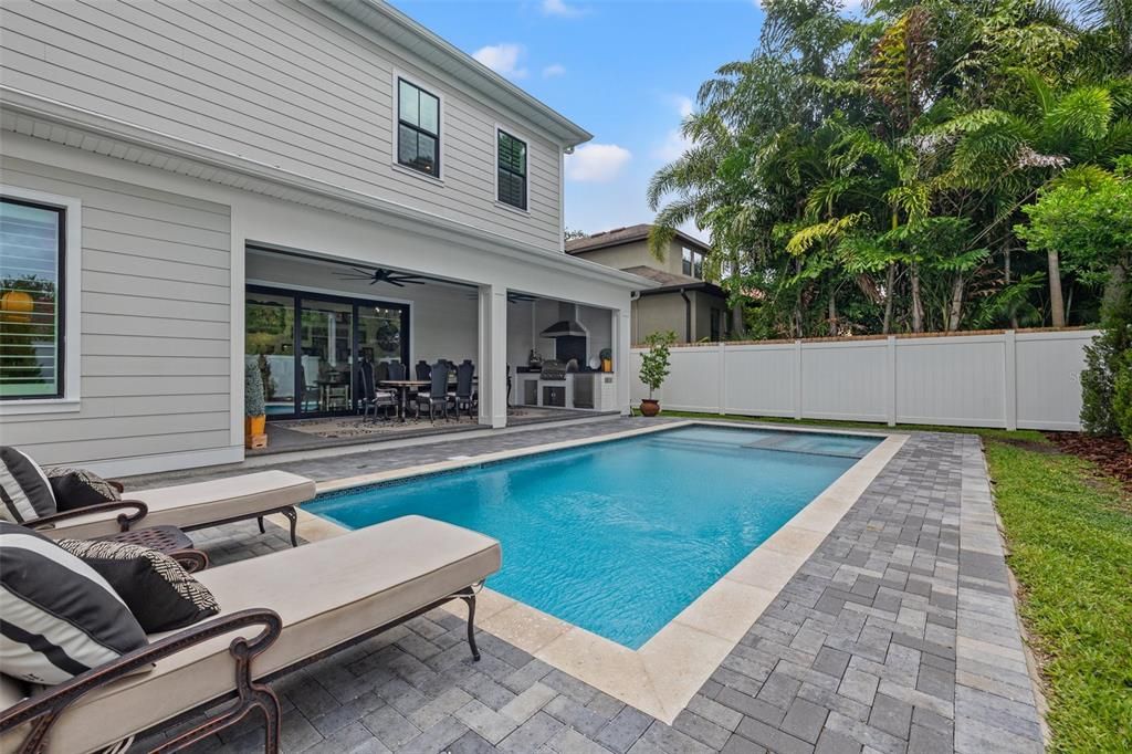 Sparkling Salt Water Pool/ Spa, Outdoor Kitchen and fenced yard!