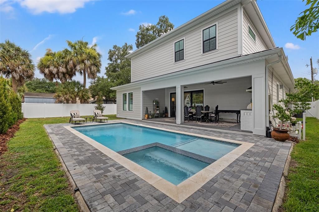 Sparkling Salt Water Pool/ Spa, Outdoor Kitchen and fenced yard!