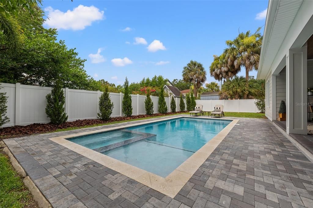 Sparkling Salt Water Pool/ Spa, and fenced yard!