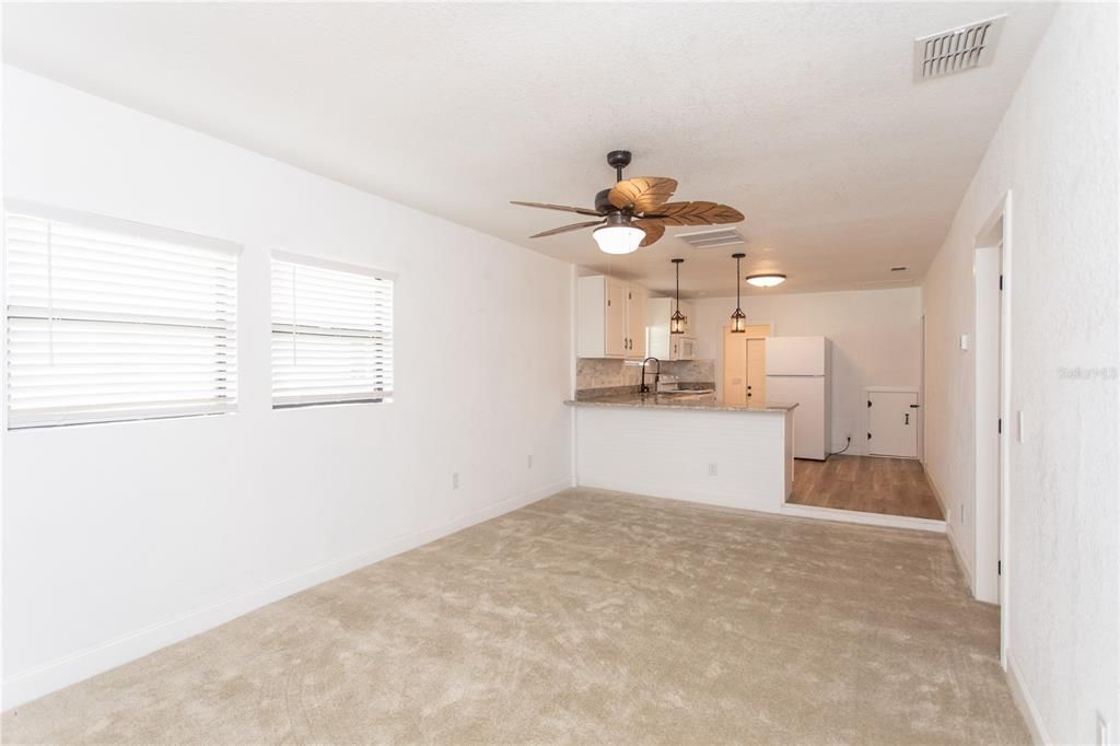 For Sale: $275,000 (2 beds, 2 baths, 936 Square Feet)