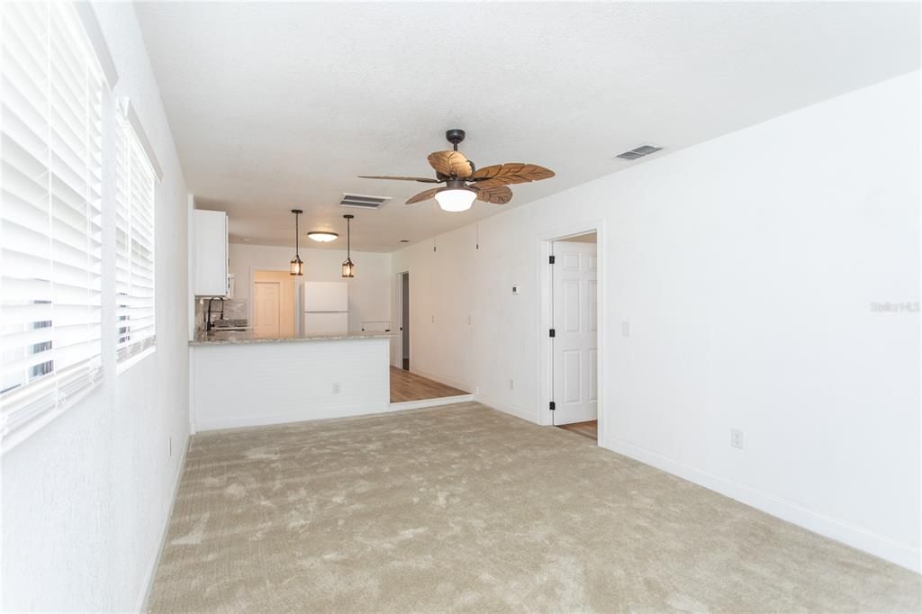 For Sale: $275,000 (2 beds, 2 baths, 936 Square Feet)