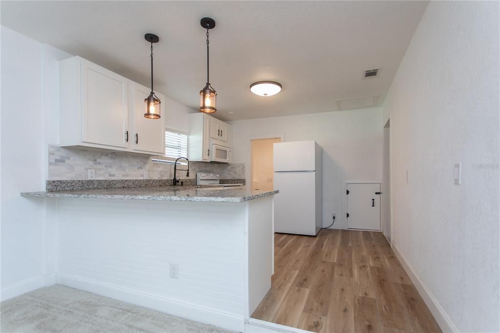 For Sale: $275,000 (2 beds, 2 baths, 936 Square Feet)