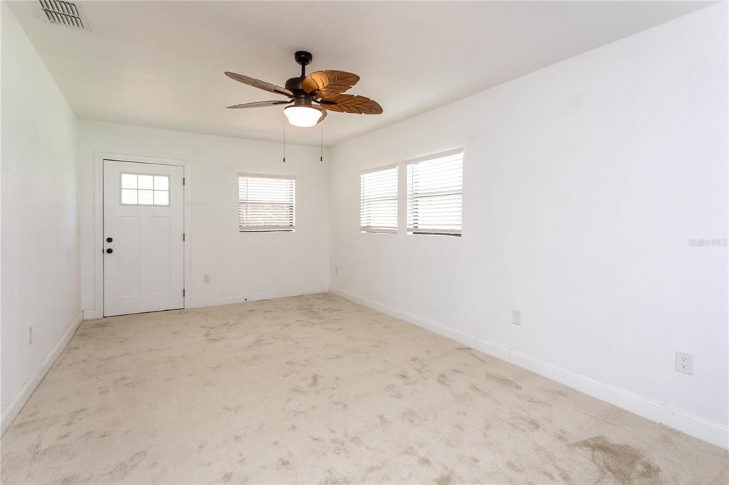 For Sale: $275,000 (2 beds, 2 baths, 936 Square Feet)