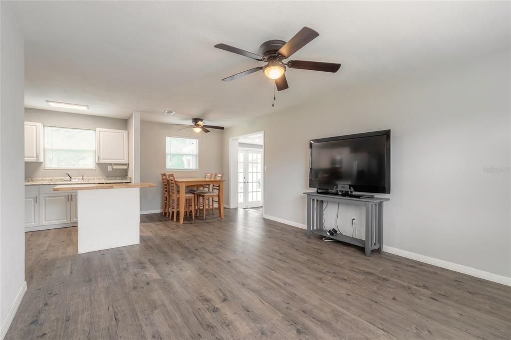For Sale: $269,900 (3 beds, 2 baths, 984 Square Feet)