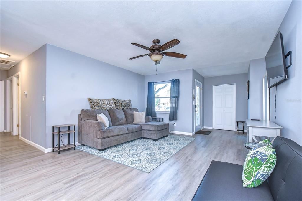 For Sale: $449,000 (3 beds, 2 baths, 1174 Square Feet)