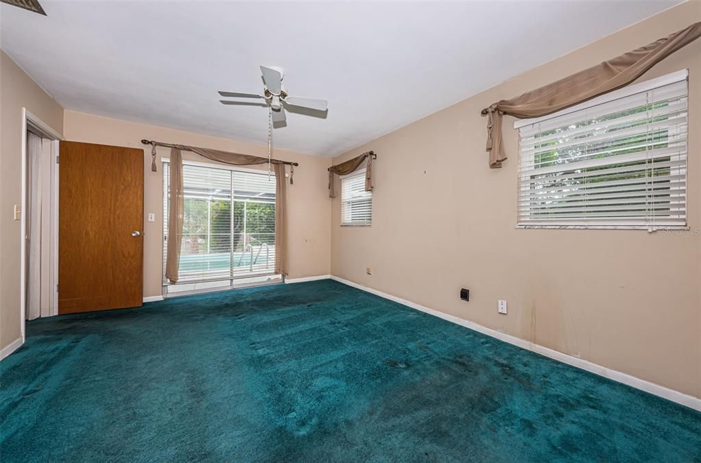 primary bedroom sliding doors to pool