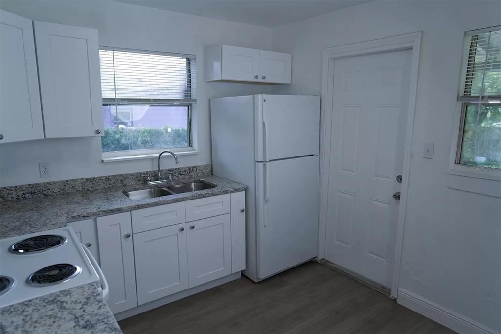 For Sale: $179,900 (1 beds, 1 baths, 670 Square Feet)