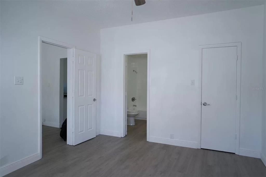 For Sale: $179,900 (1 beds, 1 baths, 670 Square Feet)