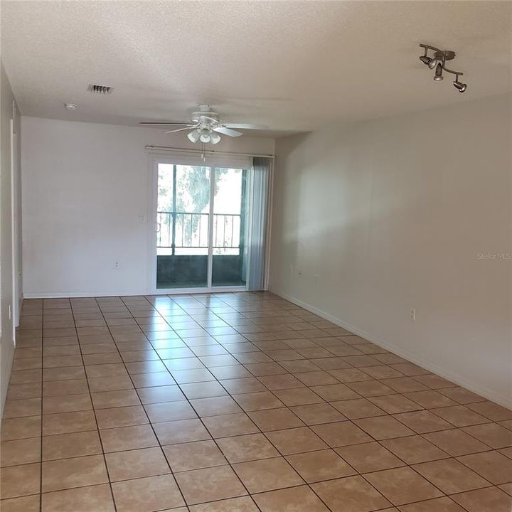 For Rent: $1,395 (2 beds, 2 baths, 876 Square Feet)