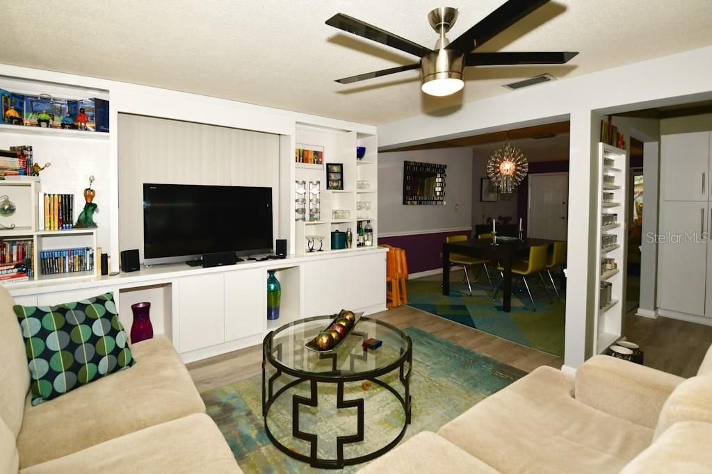 For Sale: $419,900 (2 beds, 2 baths, 1302 Square Feet)