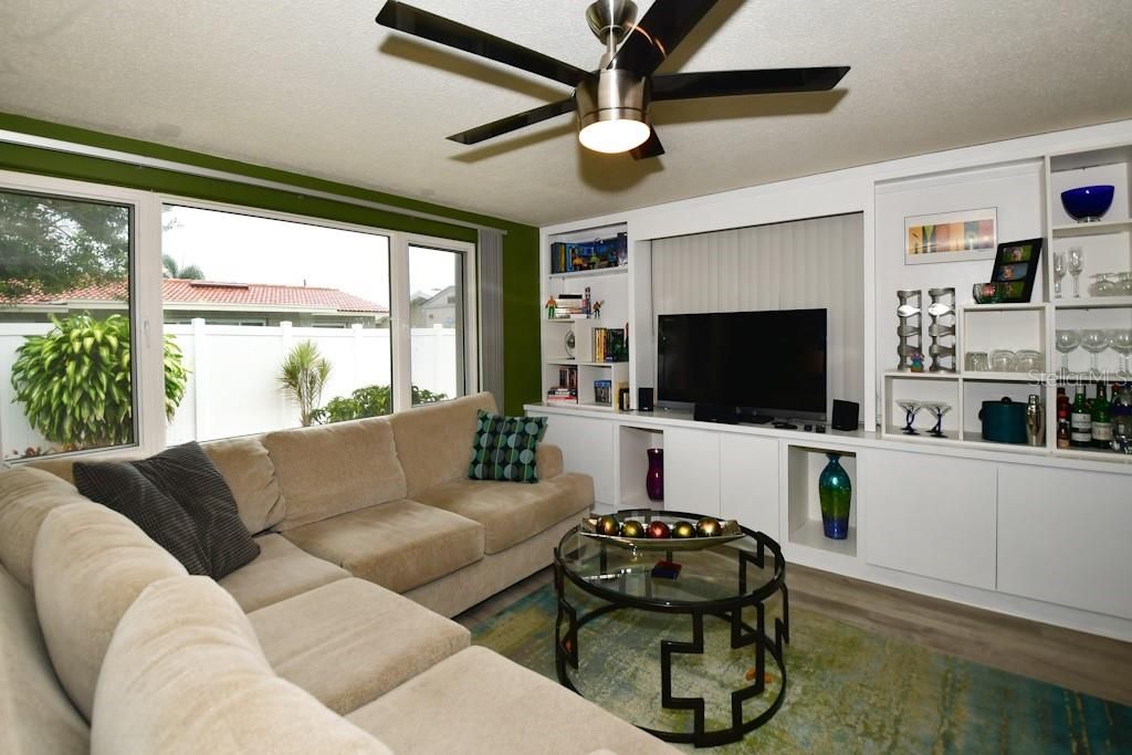 For Sale: $419,900 (2 beds, 2 baths, 1302 Square Feet)