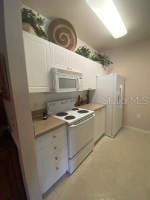 For Sale: $325,000 (2 beds, 2 baths, 1289 Square Feet)