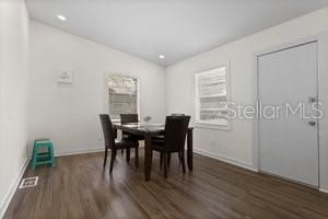 For Rent: $2,300 (3 beds, 1 baths, 962 Square Feet)