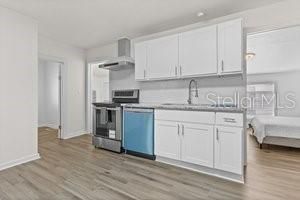 For Rent: $2,300 (3 beds, 1 baths, 962 Square Feet)