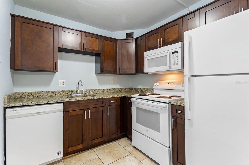 For Sale: $180,000 (2 beds, 2 baths, 960 Square Feet)