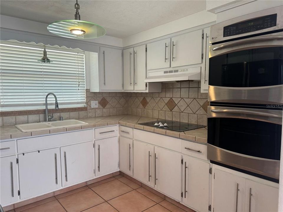 For Rent: $2,700 (2 beds, 2 baths, 1366 Square Feet)