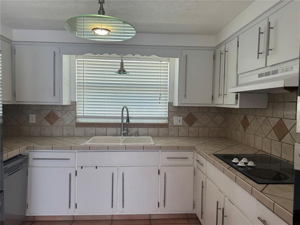 For Rent: $2,700 (2 beds, 2 baths, 1366 Square Feet)