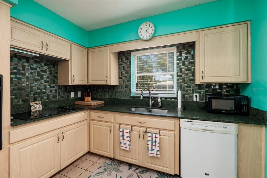 For Sale: $425,000 (2 beds, 1 baths, 1636 Square Feet)