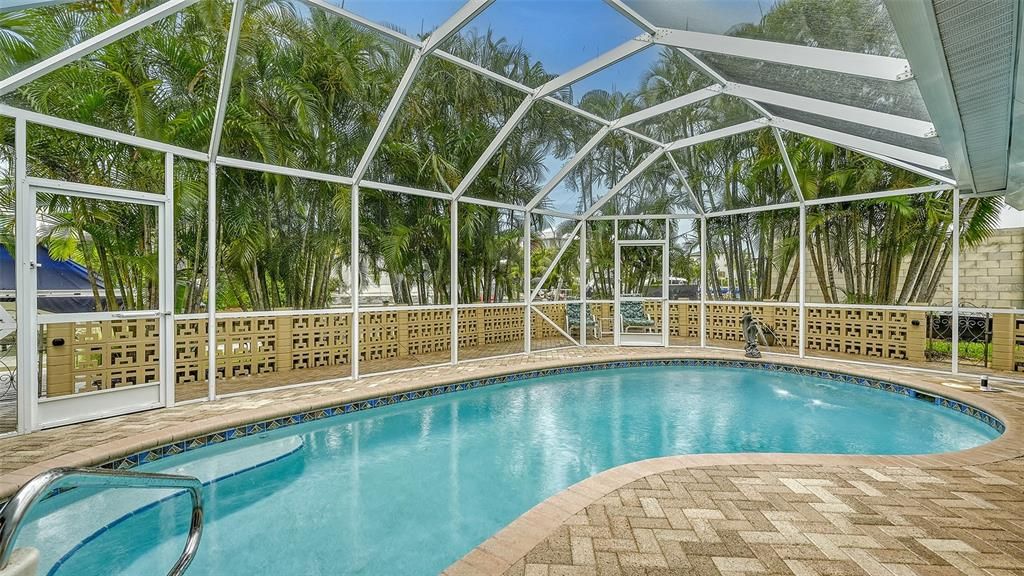 THE POOL HAS A SITTING BENCH ALSO