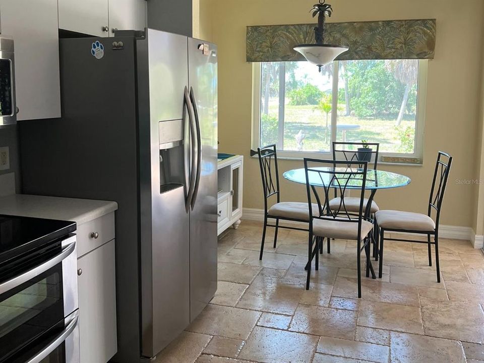 Kitchen & breakfast area