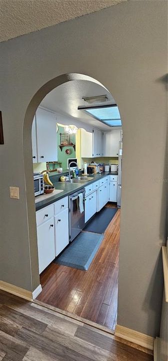 Activo con contrato: $335,000 (3 camas, 2 baños, 2402 Pies cuadrados)