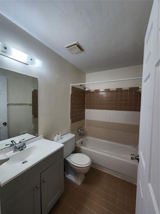 For Rent: $1,000 (2 beds, 1 baths, 837 Square Feet)