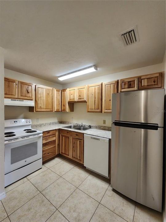 For Rent: $1,000 (2 beds, 1 baths, 837 Square Feet)