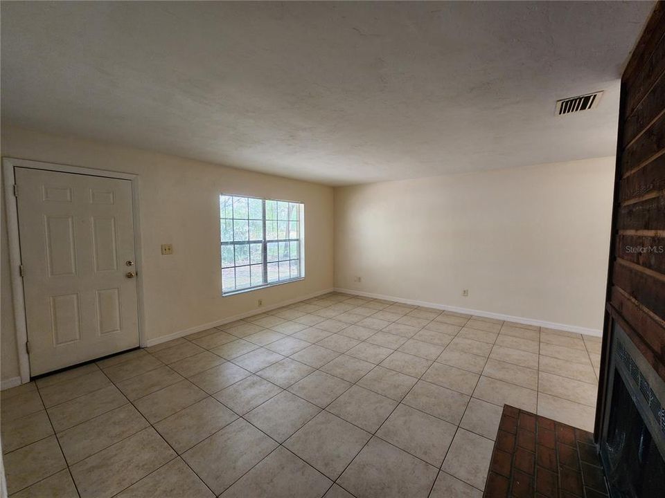 For Rent: $1,000 (2 beds, 1 baths, 837 Square Feet)