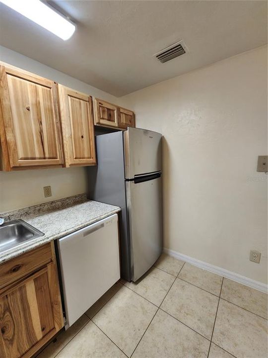 For Rent: $1,000 (2 beds, 1 baths, 837 Square Feet)