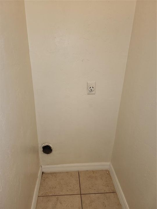 For Rent: $1,000 (2 beds, 1 baths, 837 Square Feet)