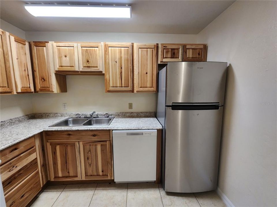 For Rent: $1,000 (2 beds, 1 baths, 837 Square Feet)