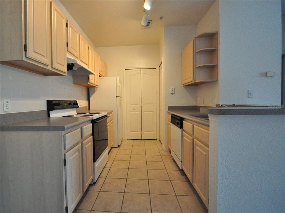 For Rent: $1,400 (1 beds, 1 baths, 749 Square Feet)