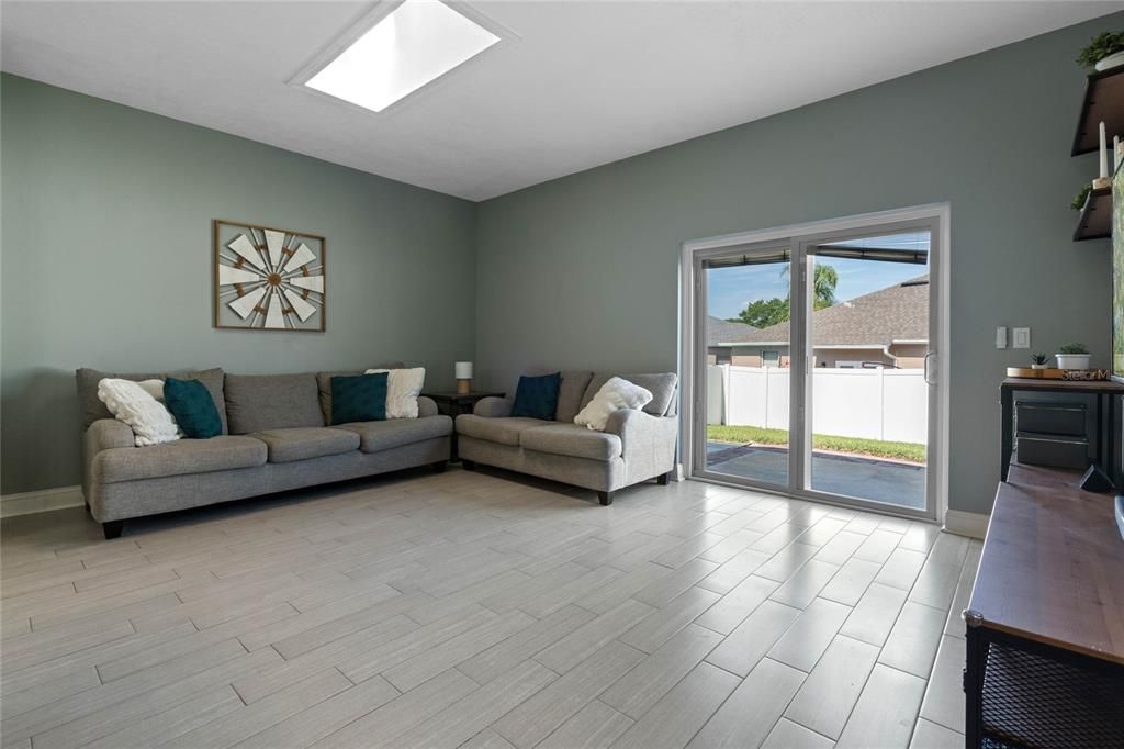 Active With Contract: $400,000 (3 beds, 2 baths, 1374 Square Feet)