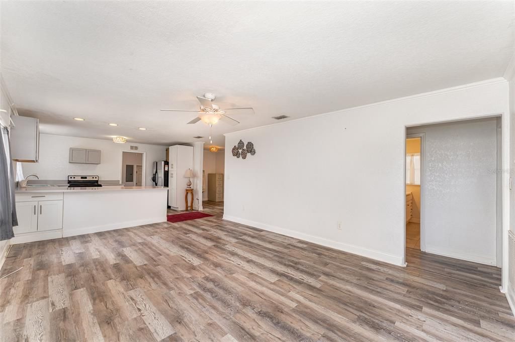 Active With Contract: $325,000 (4 beds, 2 baths, 1687 Square Feet)