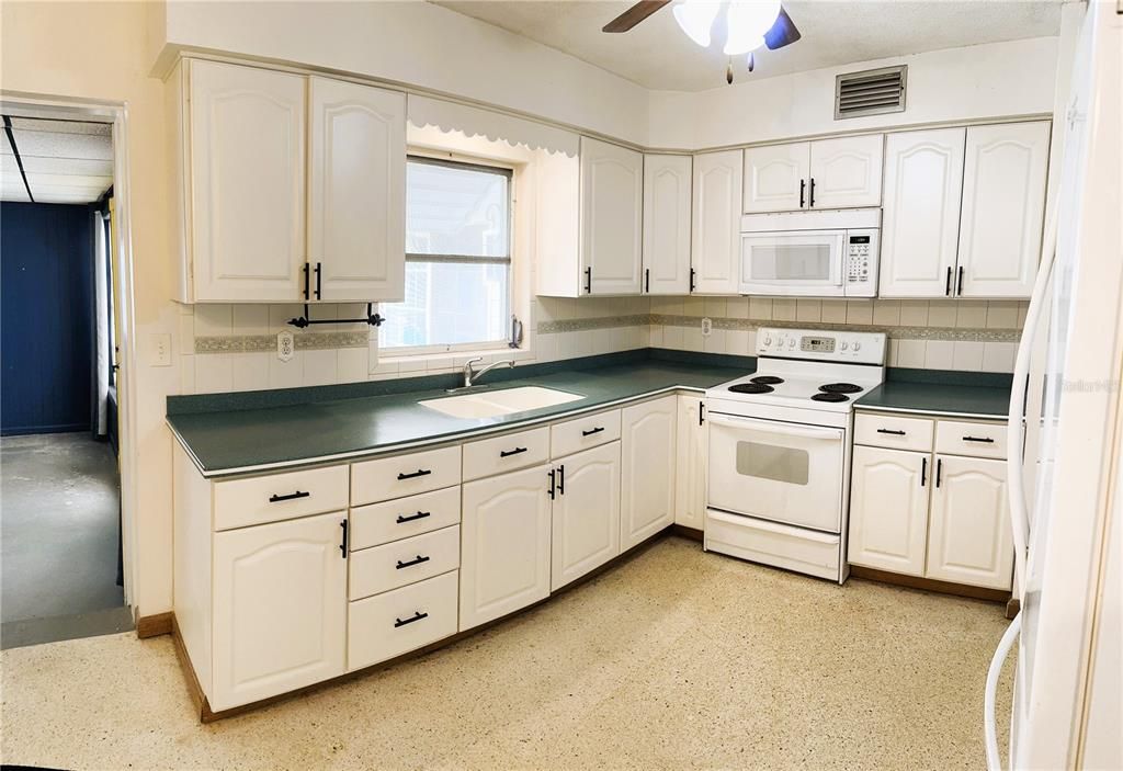 For Sale: $369,000 (2 beds, 1 baths, 1255 Square Feet)