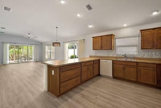 Active With Contract: $329,900 (3 beds, 2 baths, 1395 Square Feet)