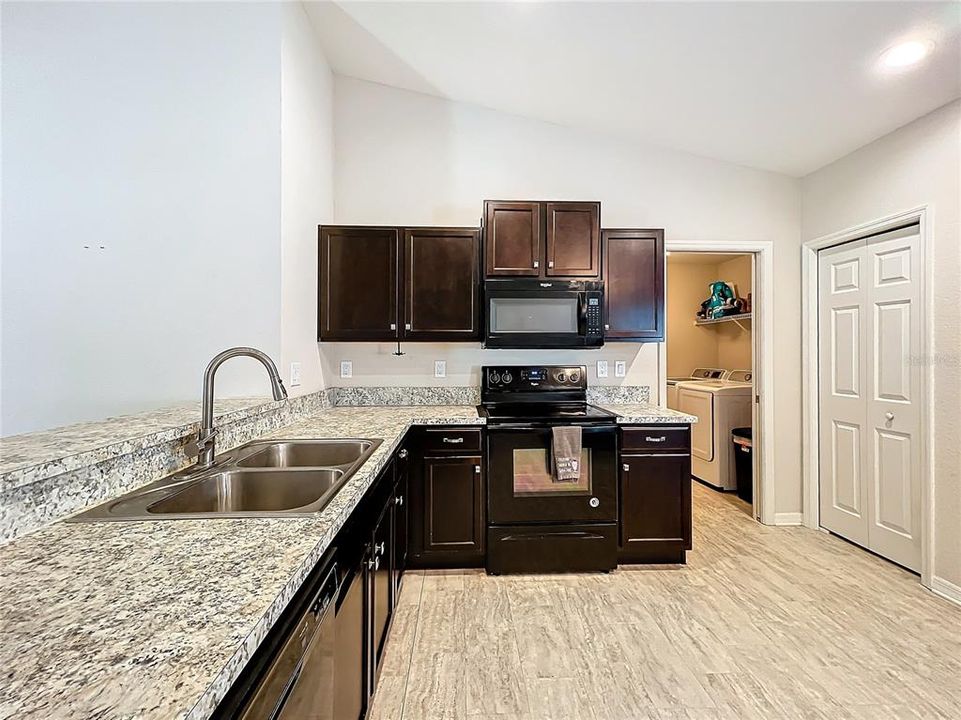 For Sale: $325,000 (3 beds, 2 baths, 1491 Square Feet)