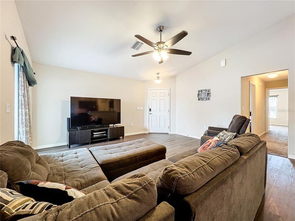 For Sale: $325,000 (3 beds, 2 baths, 1491 Square Feet)