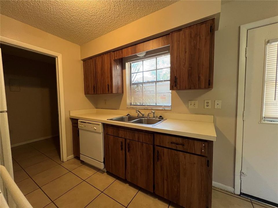 For Rent: $1,395 (2 beds, 1 baths, 936 Square Feet)