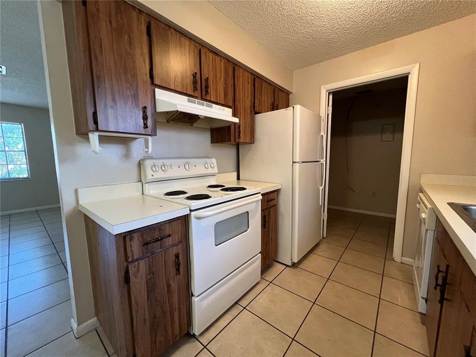 For Rent: $1,395 (2 beds, 1 baths, 936 Square Feet)