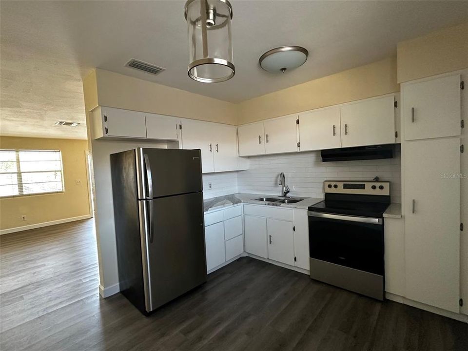 For Rent: $1,200 (2 beds, 1 baths, 841 Square Feet)