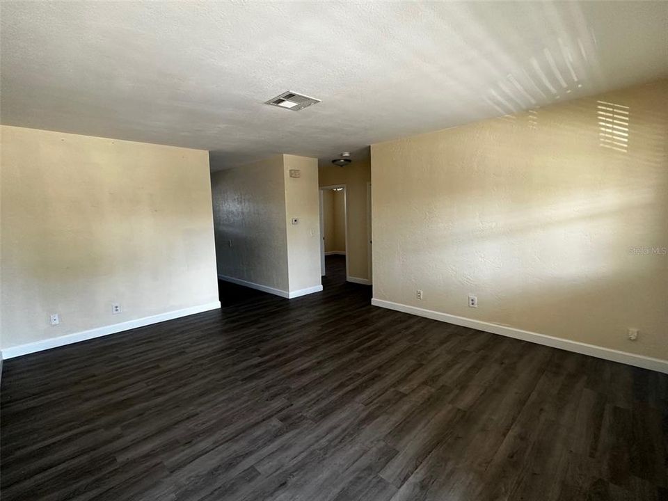 For Rent: $1,200 (2 beds, 1 baths, 841 Square Feet)