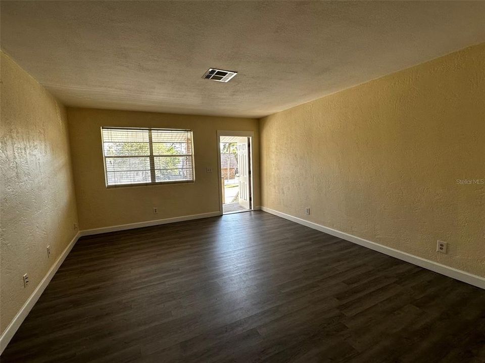 For Rent: $1,200 (2 beds, 1 baths, 841 Square Feet)