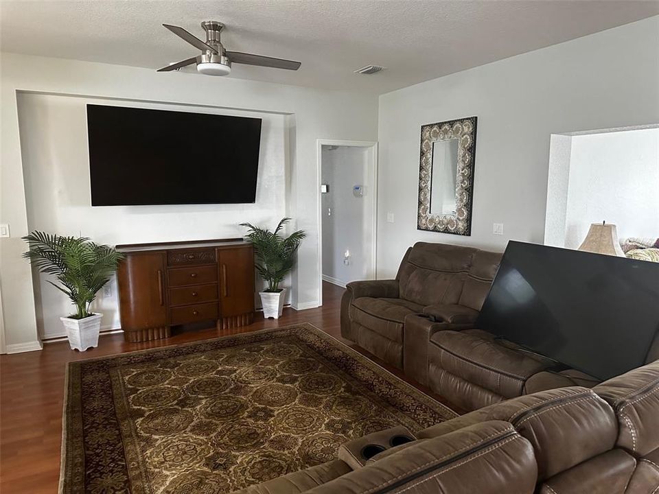 For Sale: $309,000 (2 beds, 2 baths, 1692 Square Feet)