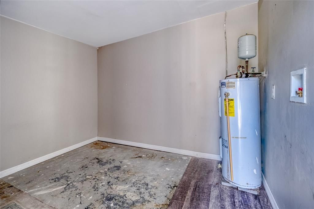 Active With Contract: $285,000 (2 beds, 1 baths, 784 Square Feet)