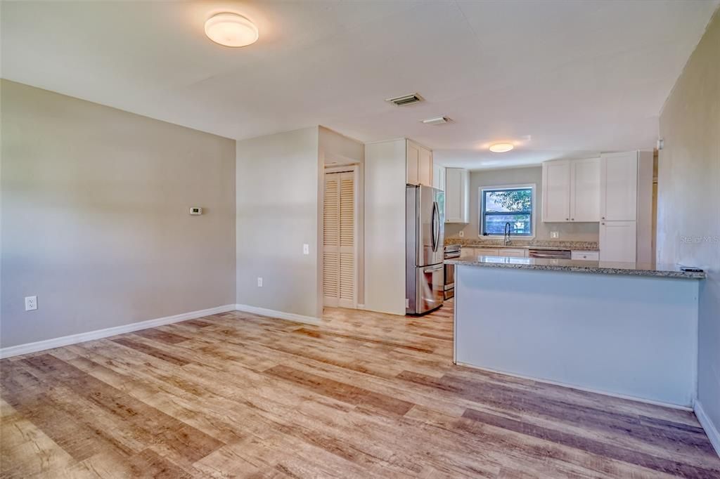 Active With Contract: $285,000 (2 beds, 1 baths, 784 Square Feet)